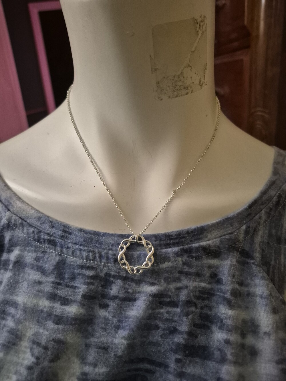 Vintage Silver Tone SAO Avon  Infinity Circle Pendant Necklace